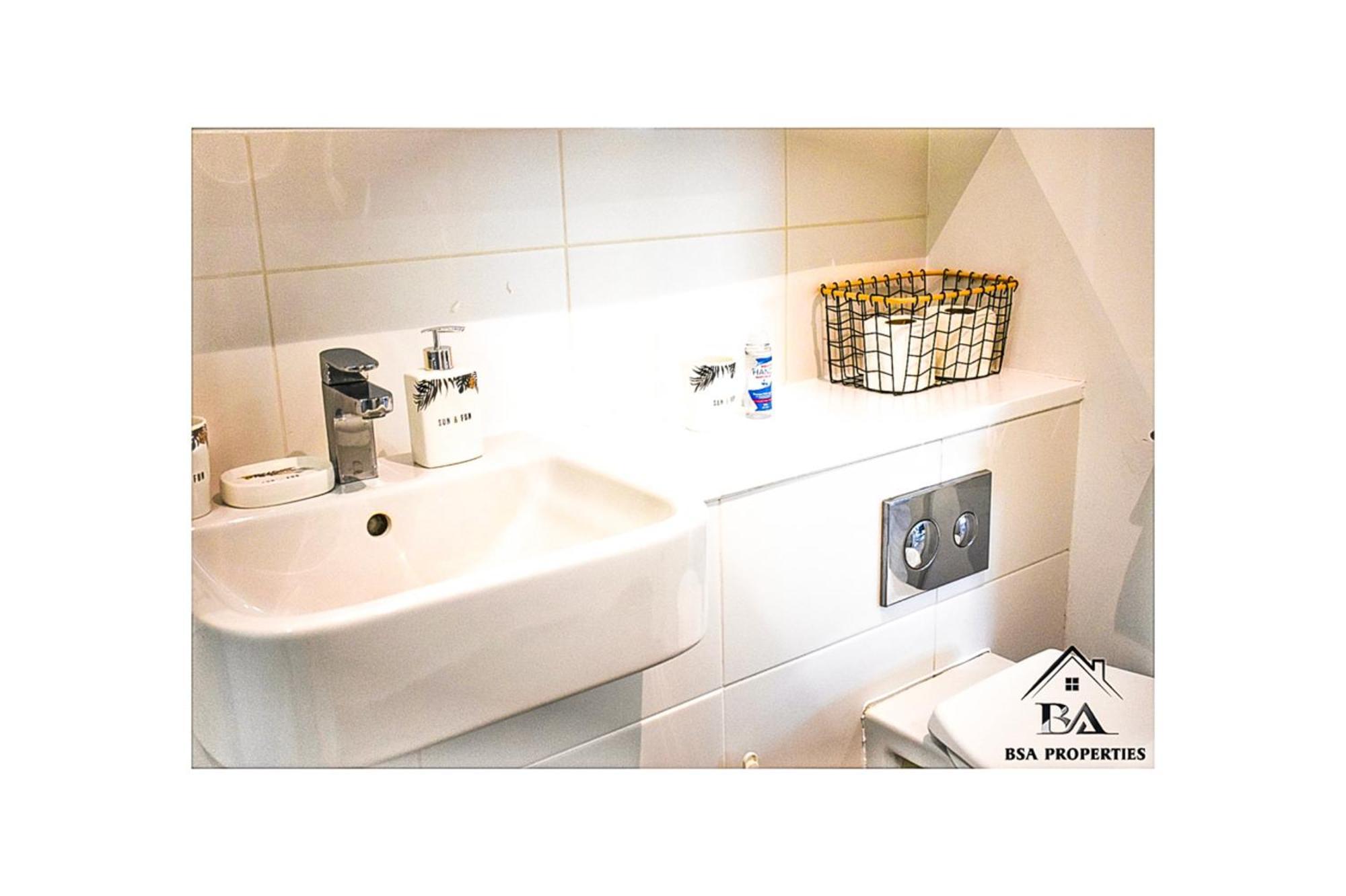 City Centre Apartment Close To Ascot & Legoland Sleep Upto 4 Guests - Parking On Request! Bracknell Extérieur photo