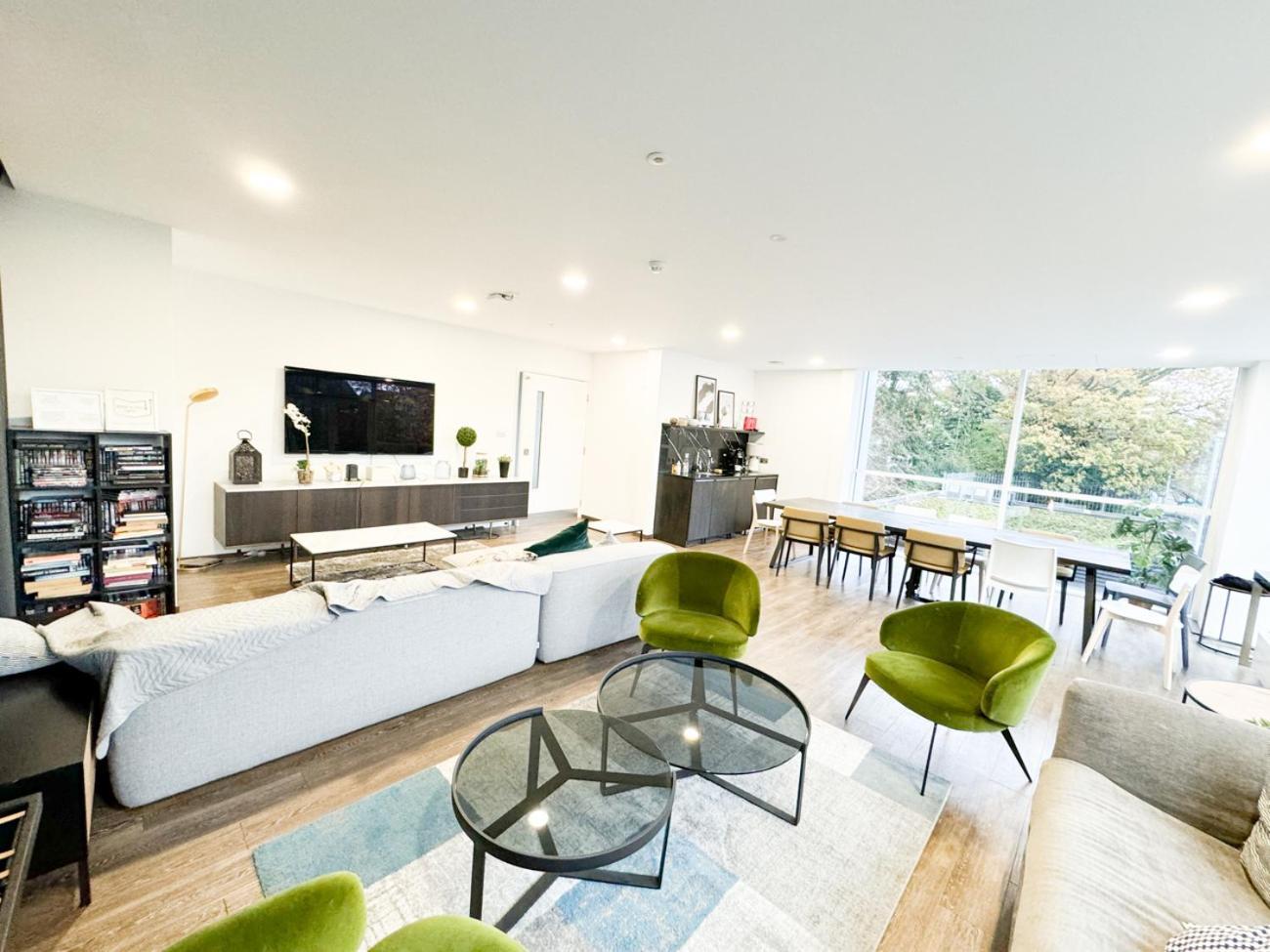 City Centre Apartment Close To Ascot & Legoland Sleep Upto 4 Guests - Parking On Request! Bracknell Extérieur photo