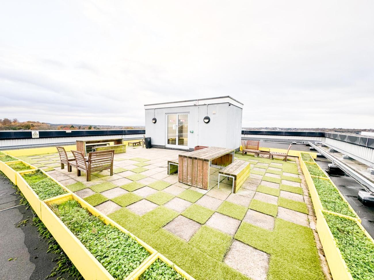 City Centre Apartment Close To Ascot & Legoland Sleep Upto 4 Guests - Parking On Request! Bracknell Extérieur photo